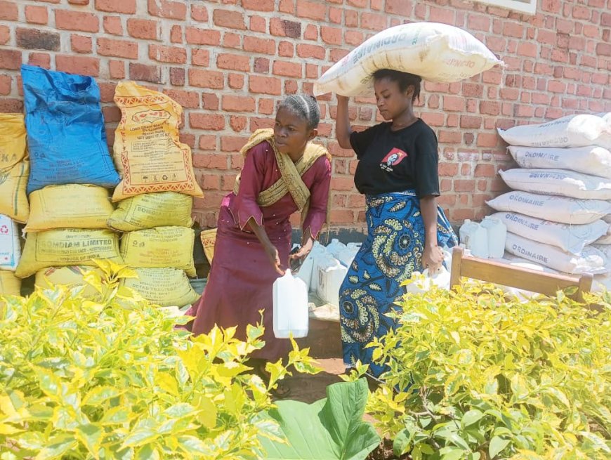 Mwenga : AMEN ASBL assiste des femmes déplacées de Kasika à Kamituga